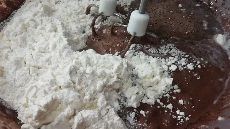 3. Tak zapracujeme striedavo múku zmiešanú so sódou bikarbónou a kypriacim práškom, mlieko, ale aj olej.