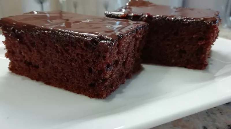 Tip Dobrej kuchyne: Do cesta môžete pridať aj nasekané kúsky obľúbených orechov, napríklad vlašských. Hrnčekový perník získa na vynikajúcej chuti, bude aj chrumkať.