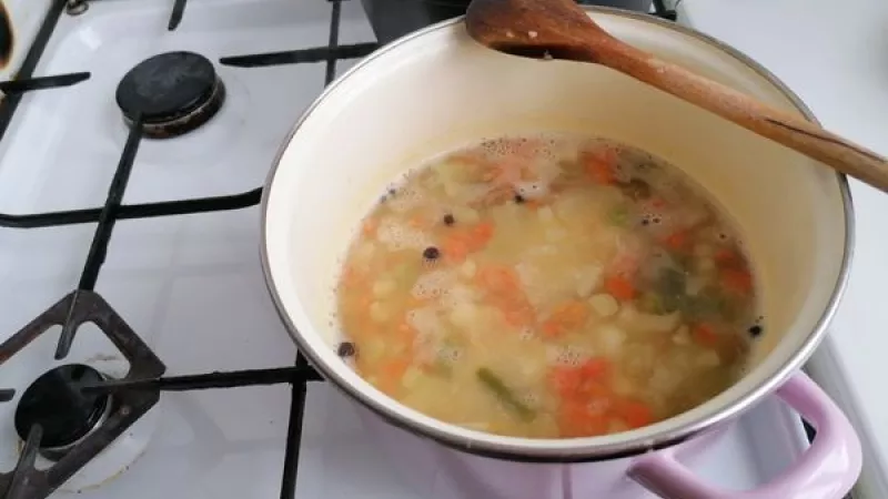 1. Strukoviny si vopred namočíme aspoň na 4 hodiny, môže byť však aj celú noc. Dáme do vody a varíme spolu s guličkami korenia, dochutené soľou. Po asi 20 minútach pridáme na kocky nakrájanú mrkvu a zeler a ďalej varíme.