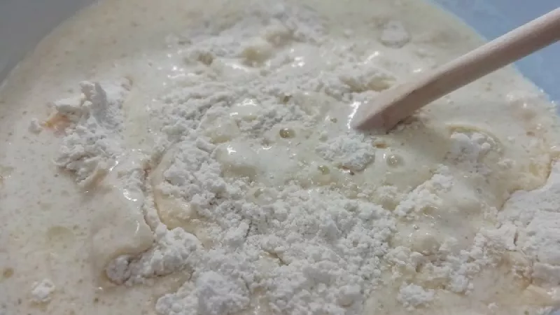 3. Potom suché prísady spojíme s mokrými, všetko si spolu dobre premiešame.