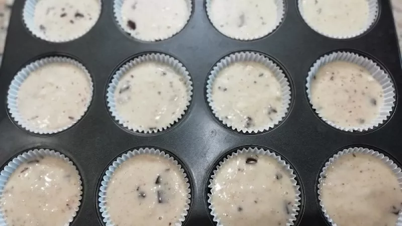 6. Plech na muffiny vystelieme papierovými košíčkami, plníme ich do 2/3 cestom.