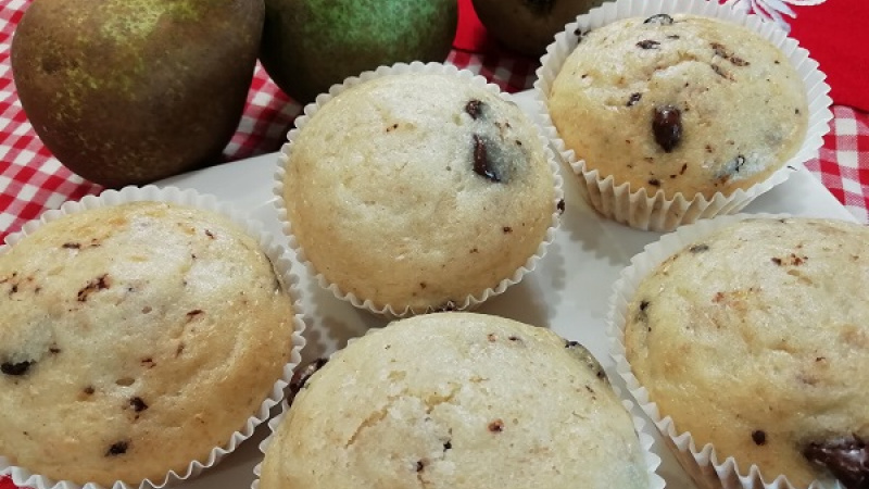Tip Dobrej kuchyne: Do cesta môžeme pridať aj kakao alebo škoricu. Hruškové muffiny budú ešte viac čokoládovejšie, či voňavé po škorici. Keď si kakao pridáme do polovice cesta, môžeme si upiecť muffiny dvojfarebné.
Sladké hruškové maškrtenie.