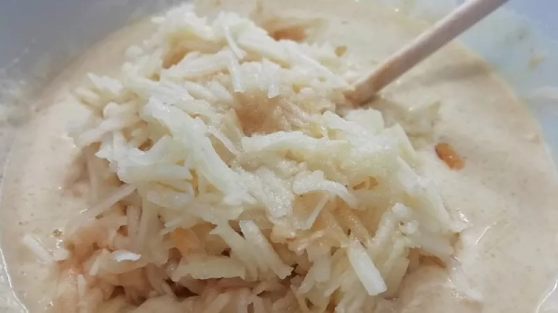 4. Hrušky umyjeme, ošúpeme, zbavíme jadierok, nastrúhame ich na rezančeky.