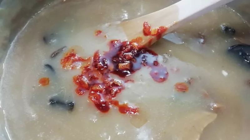 3. Zálievku pridávame za stáleho miešania. Mačanku povaríme 10 minút. Na masti, masle alebo oleji si orestujeme očistenú, nadrobno nakrájanú cibuľu do sklovita. Potom ju odstavíme, pridáme mletú červenú papriku, premiešame, pridáme do mačanky. 
