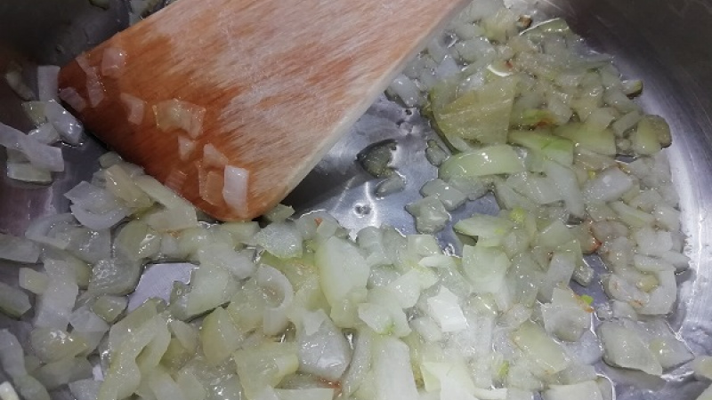 1. Ak zvolíme huby sušené, namočíme ich do vody na 30 minút. Na masle a oleji orestujeme nadrobno nakrájanú cibuľu s cesnakom do sklovita.