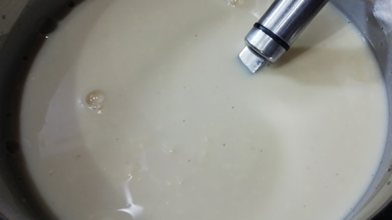 3. Huby vložíme k orestovanej cibuli, pridáme korenie podľa obľuby, restujeme približne 20 minút. Pripravíme si smotanovú zálievku na zahustenie.