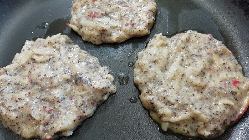 4. Kvalitnejšiu panvicu rozohrejeme, pridáme kokosový olej. Lyžicou urobíme malé lievančeky veľkosti 7 cm.