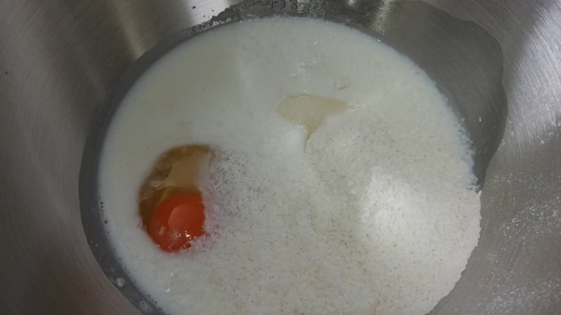 3. Do misky pridáme múku, vlažné mlieko, roztopené maslo, vajce, prášok do pečiva, cukor. Dobre vymiešame.