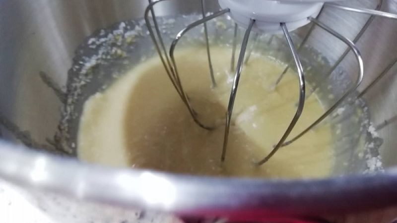 4. Vznikne nám vláčne cesto. Do cesta môžeme pridať nastrúhaný kokos, ktorý cesto pekne prevonia, ochutí. 