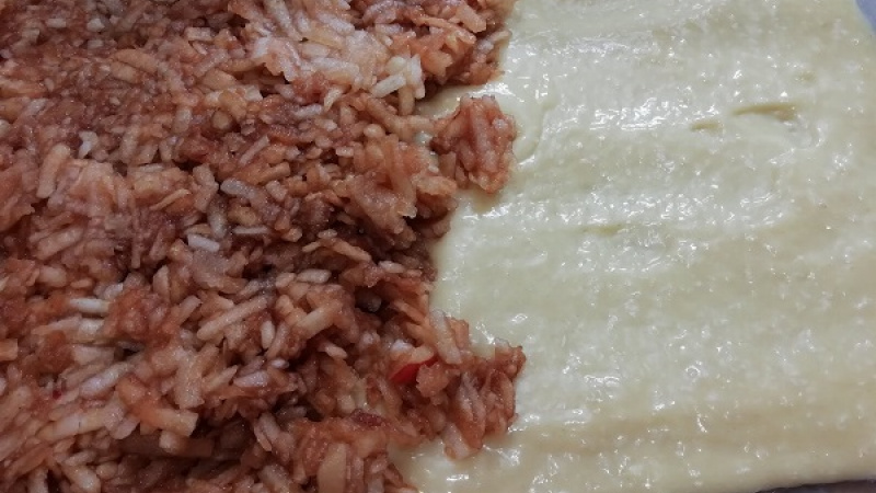 6. Plech by nemal byť väčší, pretože nám nepostačí cesto. Nasleduje jablková náplň, ktorú si celú rozvrstvíme.