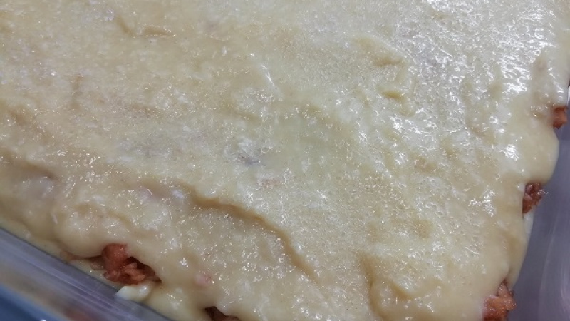 8. Ak vrch cesta posypeme cukrom vanilínovým alebo trstinovým (kryštálovým), jablkový koláč bude chrumkavý.