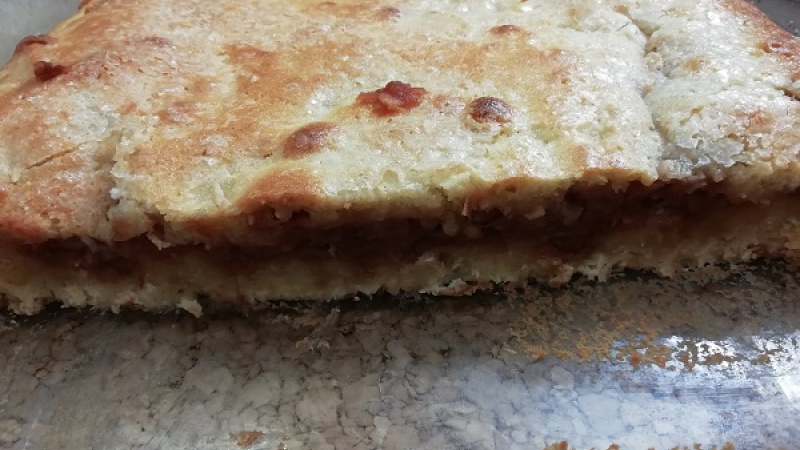 10. Koláč môžeme posypať práškovým cukrom. Vynikajúco chutí s kôpkou bieleho jogurtu s vanilínovým cukrom.