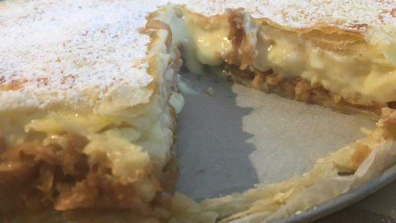 Vynikajúci rýchly jablkový koláč s pudingom.