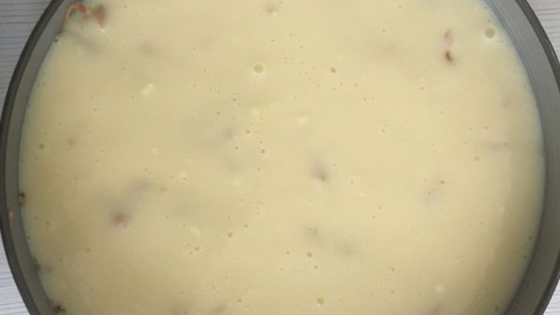 3. V troche mlieka rozmiešame Zlatý klas/vanilkový puding s cukrom. Zvyšné mlieko dáme variť. Tesne pred zovretím pridáme zmes s pudingom/Zlatým klasom a za miešania uvaríme hustý puding. Ešte horúcim prelejeme jablkovú vrstvu, pekne zarovnáme.