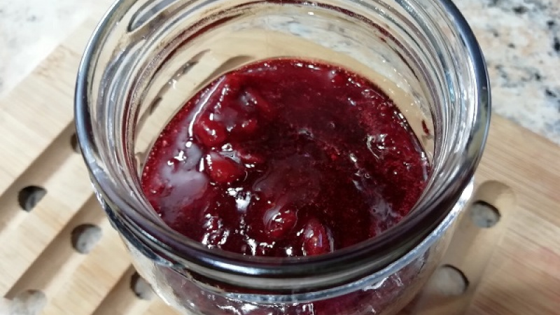 5. Pri varení sa tvorí pena, je to poriadku. Džem varením stmavne, keď prejdeme varechou cez stred, nemal by sa zlievať. Ešte horúci džem postupne vrstvíme do pripravených pohárov.