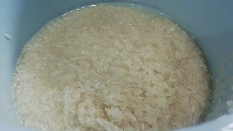 1. Jasmínovú ryžu jemne prepláchneme. Necháme v sitku odkvapkať.