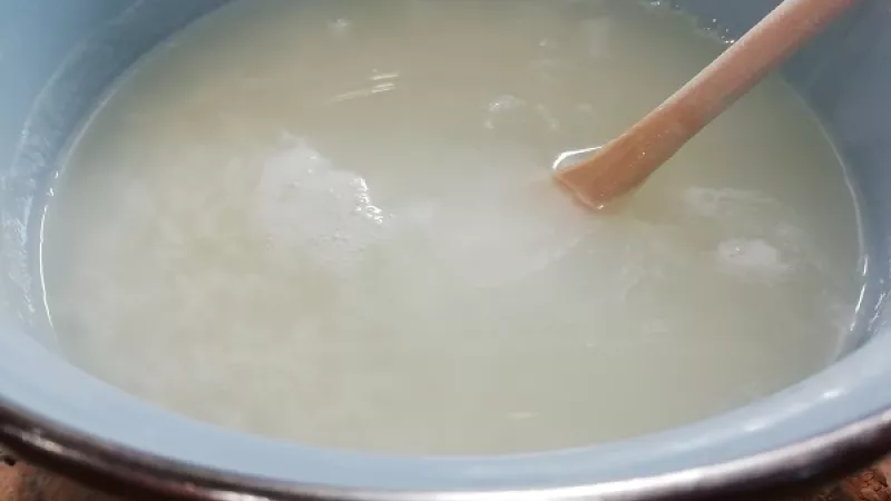 2. Do hrnca pridáme 1 l vody. Keď začne vrieť, pridáme jasmínovú ryžu.
