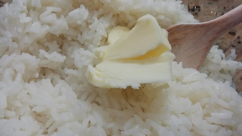 4. Jasmínovú ryžu scedíme, nepreplachujeme. Primiešame maslo, soľ.