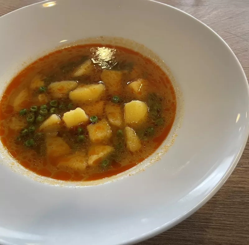 Jednoduchá polievka so zemiakmi a hráškom
