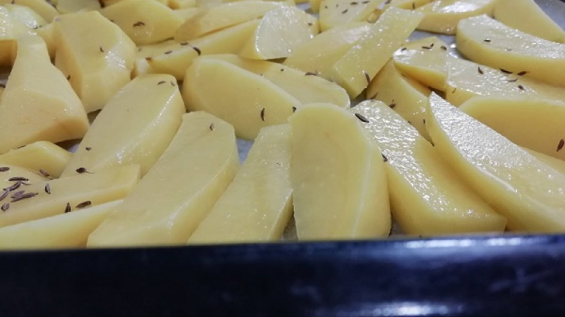 5. Takto pripravené zemiaky pečieme pri teplote 200 oC (spodný a horný ohrev) cca 40-60 minút podľa potreby.