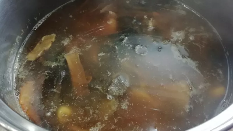 2. Do hrnca pridáme zriedenú jušku - vodu z kvasenej kapusty (podľa chuti, kyslosti), necháme zovrieť. Pridáme huby vytlačené od vody a korenie podľa chuti. Jušku povaríme 15 minút, potom pridáme aj zápražku. 