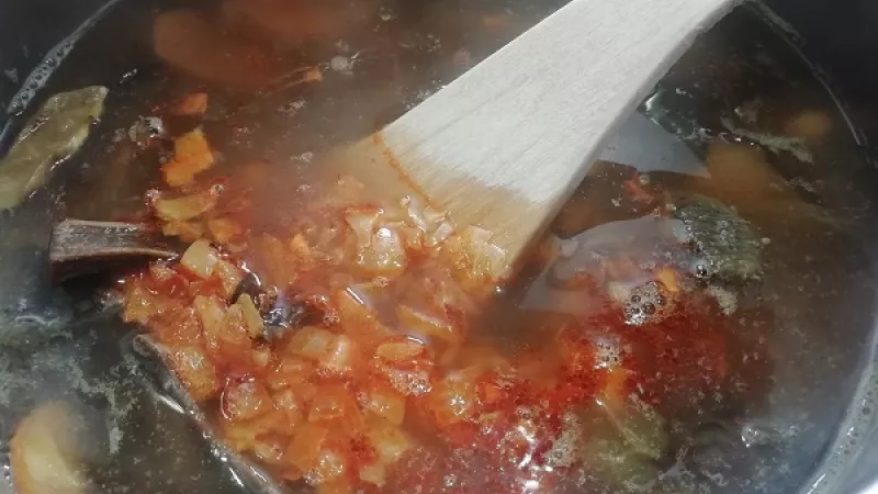3. Zápražku bez múky si pripravíme tak, že si na masle alebo oleji orestujeme nadrobno nakrájanú cibuľu, pridáme aj rozotretý cesnak, chvíľu orestujeme, stačí aby zavoňal. Primiešame aj mletú červenú papriku.