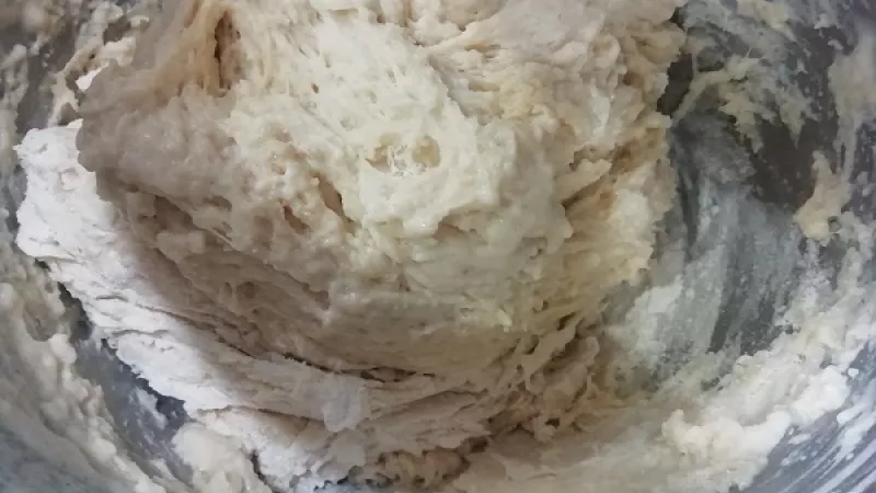 1. Pripravíme si kvások. Do vlažného mlieka rozdrobíme droždie, primiešame cukor. Všetko rozpustíme. Necháme vykysnúť cca 5 minút. Do misky pridáme ingrediencie na kysnuté cesto (múku, olej, mlieko, cukor, soľ). Nakoniec vykysnutý kvások. Cesto vymiesime.