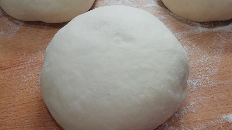 3. Dobre vykysnuté cesto by malo zdvojnásobiť objem. Cesto preložíme na pomúčenú dosku, premiesime a rozdelíme na časti, aké veľké záviny chceme upiecť.  Pripravíme si kakaovú náplň.