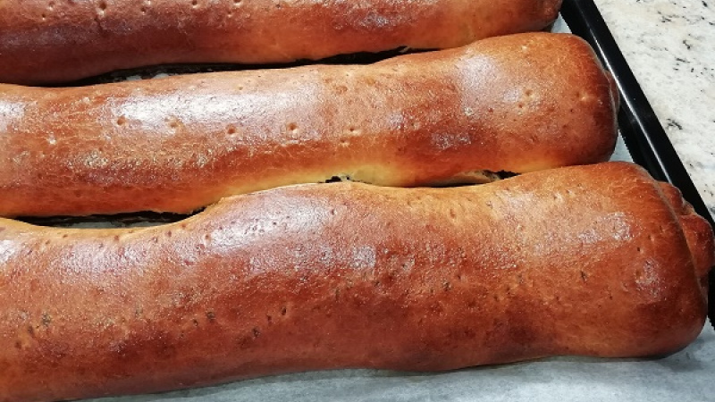 6. Vajce rozšľaháme, primiešame olej. Zmesou potrieme záviny. Nakoniec záviny popicháme vidličkou, aby mohla unikať para. Záviny by pri pečení nemali popraskať.  Pečieme pri teplote 180 C 20 minút, potom ich pri teplote 150 C dopekáme 10 minút dozlatista.