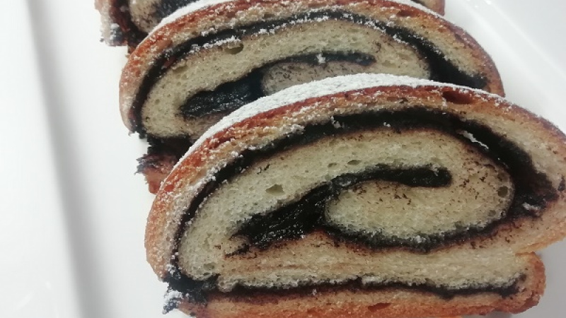 Tip Dobrej kuchyne: Vychladnuté kakaové záviny posypeme práškovým cukrom. Je dobré ich prikryť utierkou, prípadne zabaliť do fólie, aby nevyschli. Upečte si záviny radšej z dvojitej dávky, pretože chutia naozaj fantasticky. Dobrú chuť.