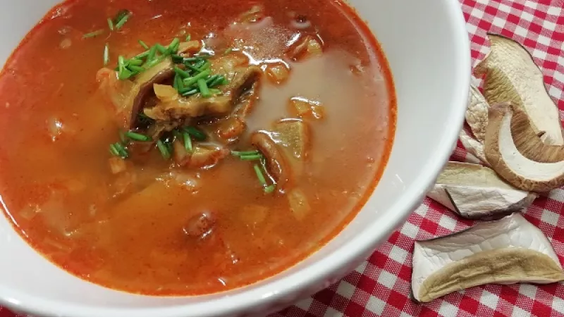Tradičná domáca kapustnica s hubami, recept. Zdravá polievka z kyslej kapusty.
