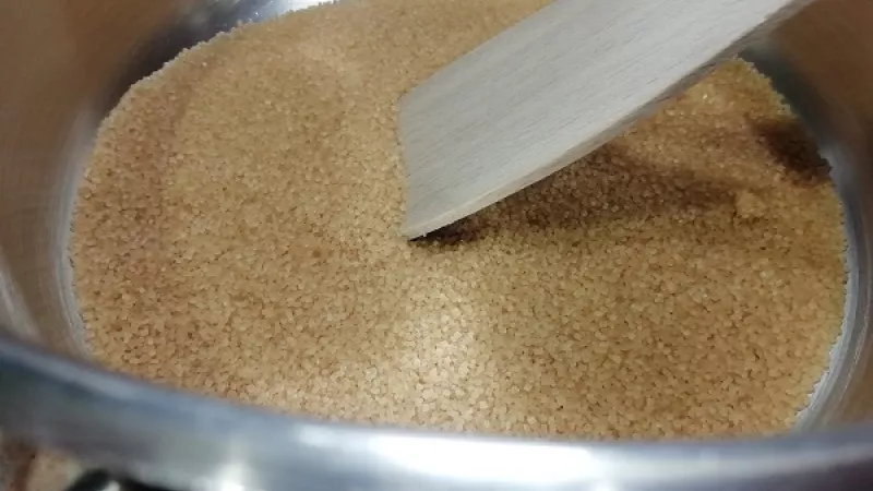 1. Pripravíme karamel. Do väčšieho kastrólika pridáme cukor, na miernom stupni, za stáleho miešania ho pomaly rozpustíme.