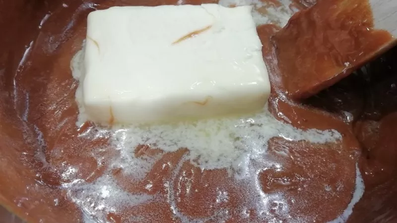 3. Do horúcej karamelovej zmesi pridáme maslo a všetko spolu dôkladne vymiešame, aby sa nám ingrediencie dobre spojili.