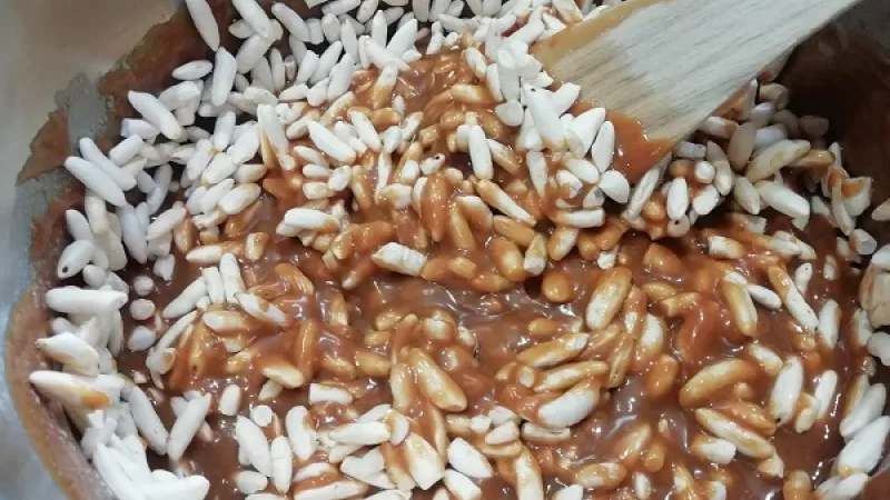 4. Ku tejto hmote nakoniec pridáme aj ryžové burizóny, ktoré pomaly primiešame. Je dôležité, aby sa burizóny obalili v hmote.