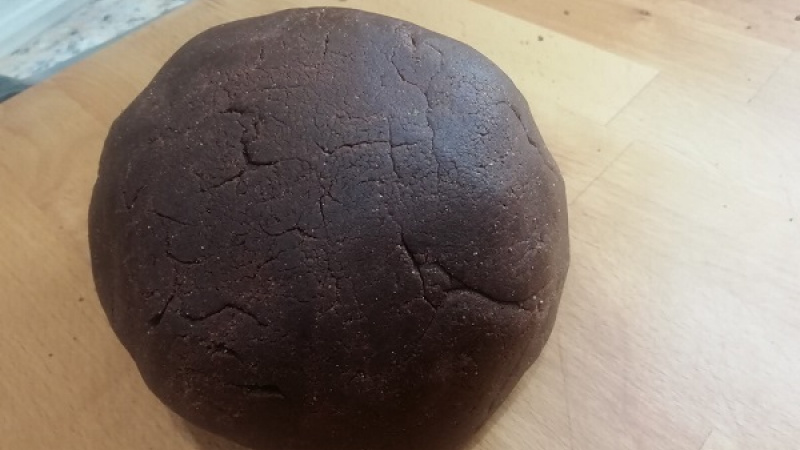 1. V tomto recepte BB puding nevaríme. Všetky suroviny (puding, maslo, práškový cukor, rum a kávu) dáme do misky, spracujeme cesto.