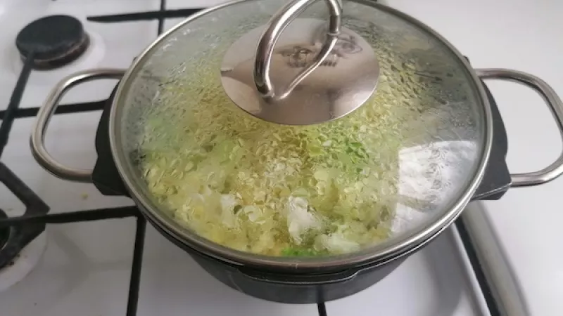 2. Po 10 minútach vložíme na kocky nakrájané zemiaky a varíme ďalších 15 minút.
