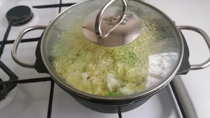 2. Po 10 minútach vložíme na kocky nakrájané zemiaky a varíme ďalších 15 minút.
