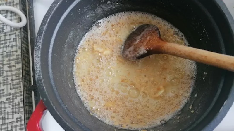 3. Urobíme si zápražku, a to tak, že na oleji krátko smažíme múku, pridáme nastrúhaný cesnak.