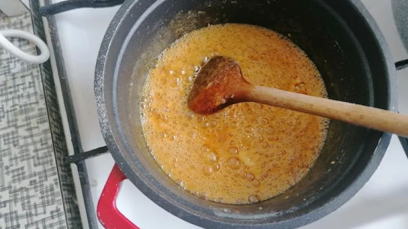 4. Keď začne voňať, okamžite nasypeme červenú mletú papriku a zalejeme vodou, aby nám nič nezhorelo a nehorklo. V prípade cesnaku a papriky by sa tak totiž ľahko mohlo stať.