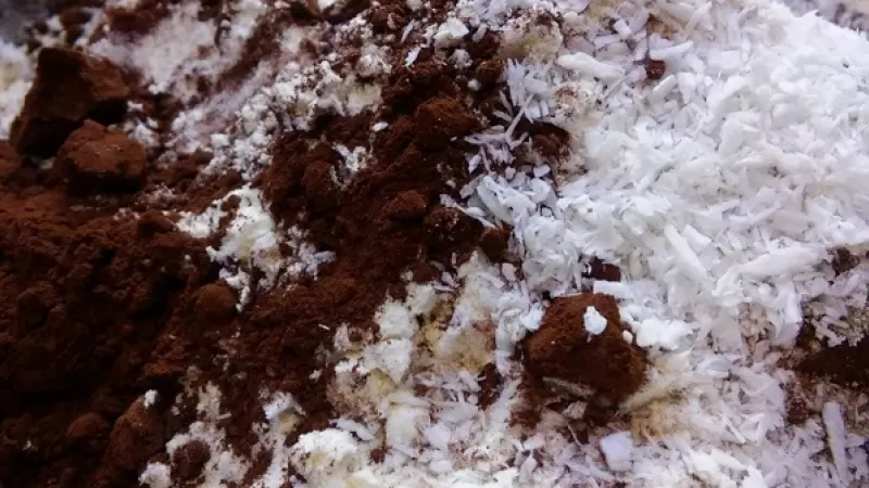 1. Zo všetkých surovín si spracujeme kompaktné cesto. Zabalíme do fólie a necháme v chlade odležať 30 minút.