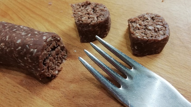 2. Odležané cesto rozdelíme na 5 častí. Tvarujeme (stláčame) menšie valčeky, ktoré tak krájame na 1 cm kúsky.