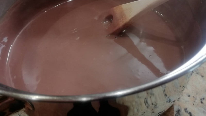 1. Najprv si uvaríme čokoládový puding podľa návodu, mlieka pridáme však 0,6 l. Puding bude vláčnejší. Cukru zvolíme podľa chuti.