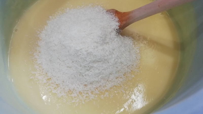 2. Pripravíme aj puding vanilkový alebo kokosový, taktiež z 0,6 l mlieka. Do teplého uvareného pudingu primiešame strúhaný kokos.