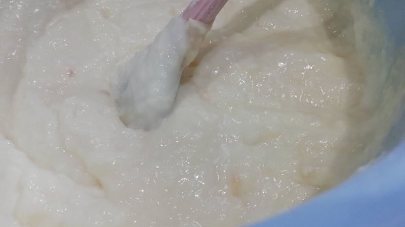 3. Puding s kokosom necháme vychladnúť, aby bol vlažný. Primiešame kyslú smotanu, ktorá dodá krému skvelú chuť, bude lahodný.