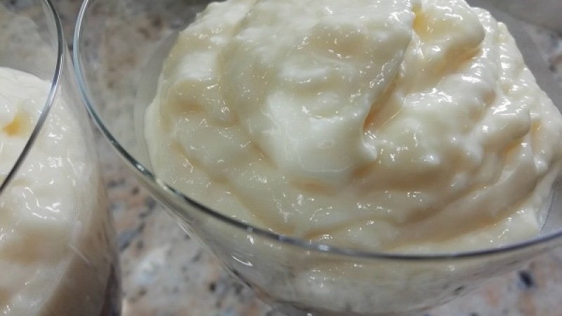 5. Potom vrstvíme aj pripravený kokosový krém. Puding s kyslou smotanou je veľmi vláčny, ľahký a nadýchaný. Určite ho vyskúšajte.