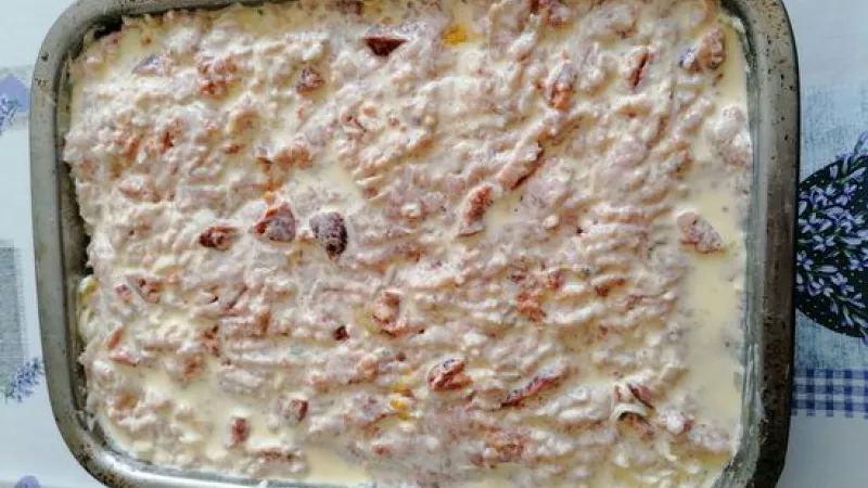 4. Dáme na vrstvu s kapustou a všetko spolu zalejeme šľahačkou s rozšľahanými vajíčkami a vegetou.