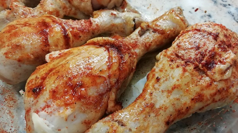 4. Obvarené, polomäkké kuracie stehná uložíme vedľa seba do zapekacej misy (pekáča), ktorý sme si iba jemne potreli maslom. Potom kuracie stehná potrieme korením - soľou, čiernym korením a červenou paprikou, rascou, kurkumou, položíme aj kúsky masla. 