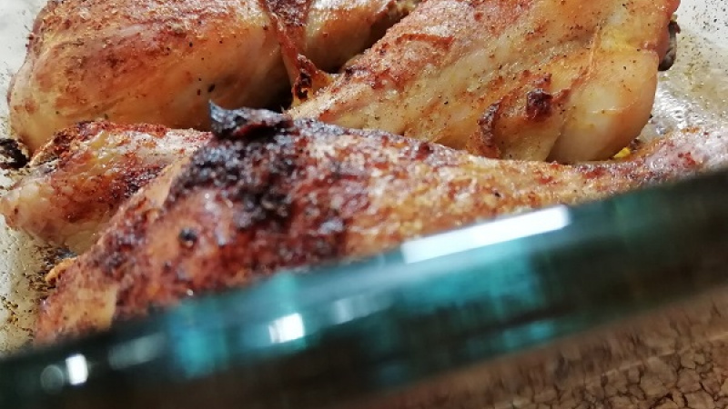 5. Takto pripravené kuracie stehná dopekáme pri teplote 200 oC 20-30 minút dozlatista. Mala by sa nám urobiť chrumkavá kôrka. Môžeme zvoliť aj horný gril. Nie je dobré piecť kuracie stehná príliš dlho, aby sa mäso nevysušilo. Maslo dodá mäsu na chuti.
