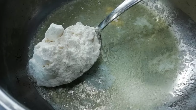 1. Najprv si pripravíme svetlú zápražku. Do hrnca pridáme maslo, zohrejeme, necháme prevoniať. Pridáme aj hladkú múku.