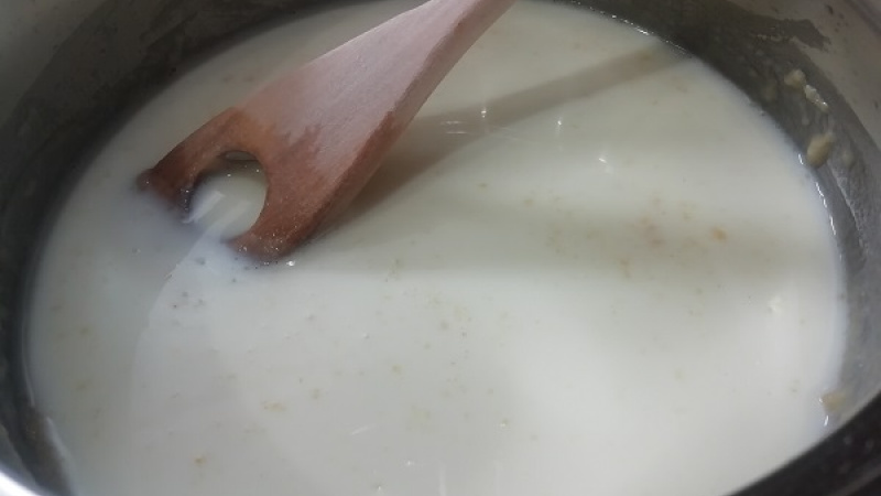 3. K múke pridáme studené mlieko (350 ml, zbytok podľa potreby). Za stáleho miešame omáčku povaríme aspoň 10 minút.